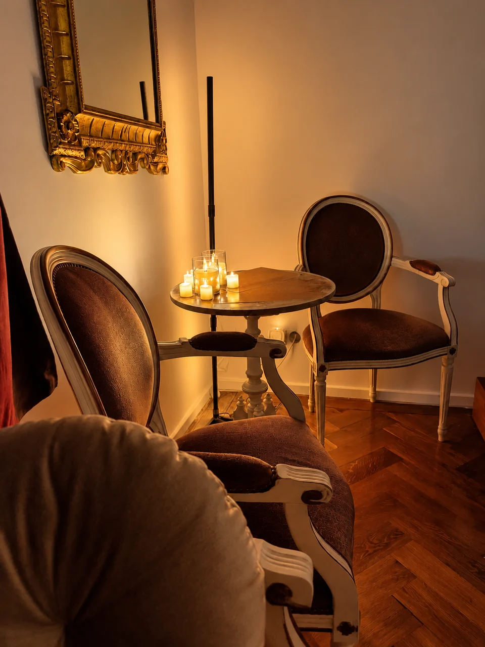 Dwa fotele i świece we wnętrzu salonu Idylla Massage.
